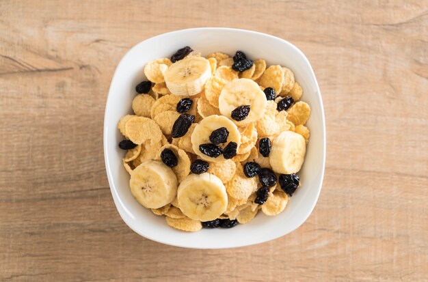 Cereal Con Banano, Pasas Y Leche.