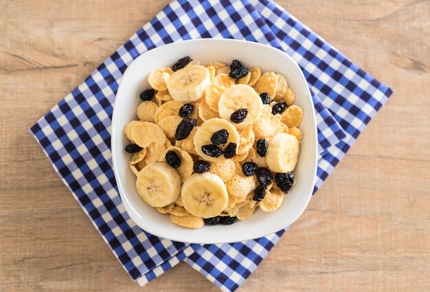 Cereal Con Banano, Pasas Y Leche.