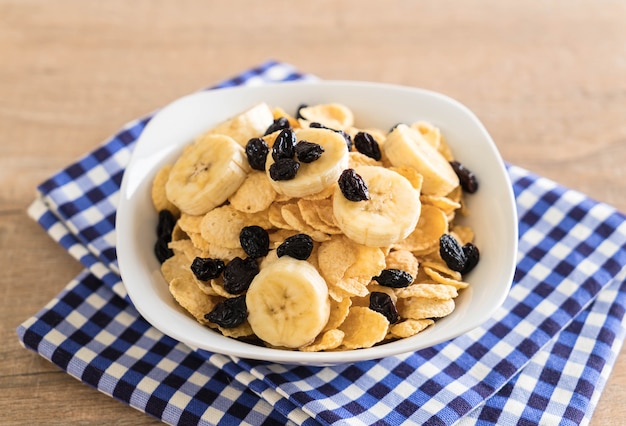 Cereal Con Banano, Pasas Y Leche.