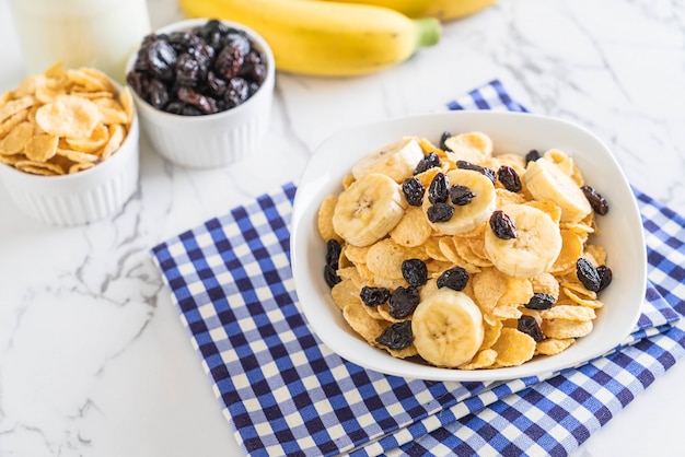 Cereal Con Banano, Pasas Y Leche.