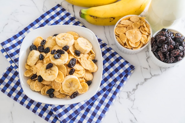 Cereal Con Banano, Pasas Y Leche.