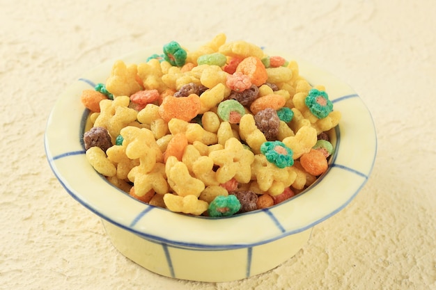 Cereal colorido em formato de estrela e frutas em uma tigela