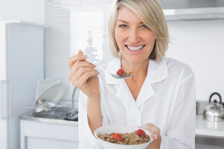 Foto cereal comendo louro alegre para o café da manhã