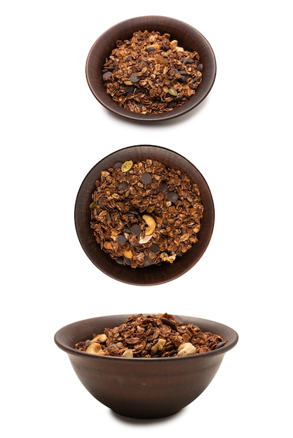 Cereal de granola de chocolate com nozes em um fundo de tigela isolado no fundo branco