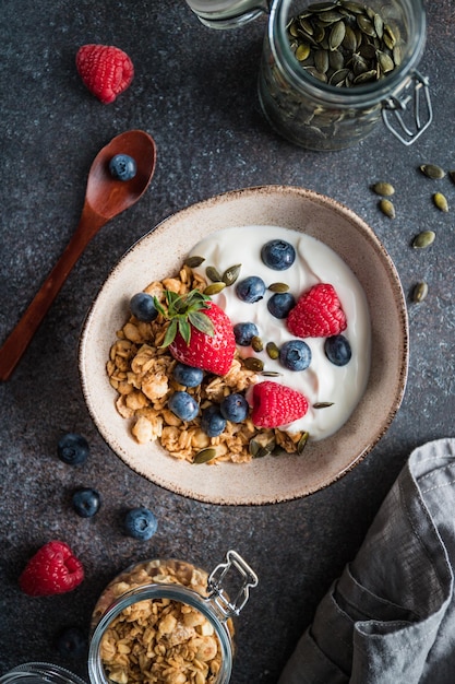 Cereal de pequeno-almoço saudável com frutas e iogurte