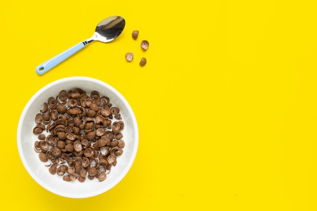 Cereal do chocolate com leite no amarelo.