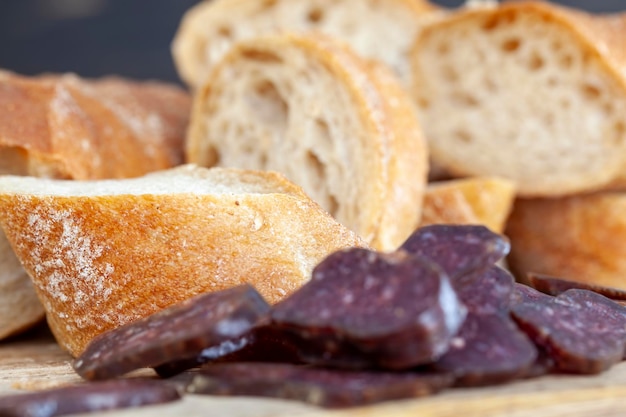 Cereal fresco cortado em pedaços com uma crosta crocante