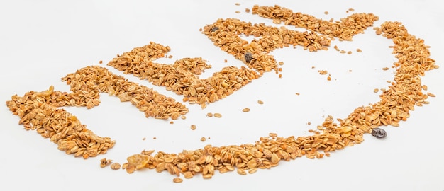 Cereal de granola aislado en superficie blanca