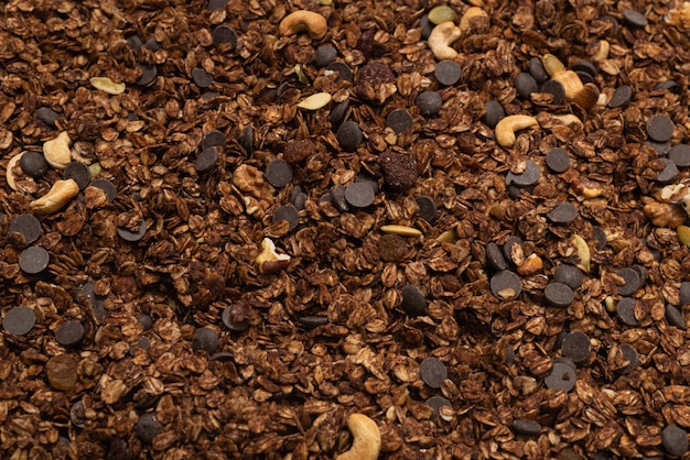 Cereal de granola de chocolate con nueces aislado