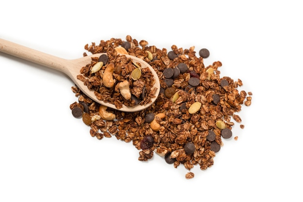 Cereal de granola de chocolate con nueces aislado