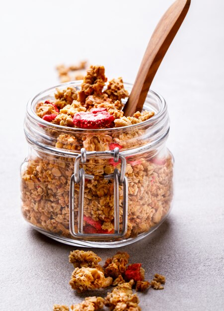 Cereal de granola con fresas