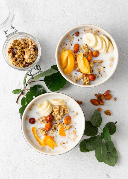 Cereal de granola con frutas, nueces, leche y mantequilla de maní