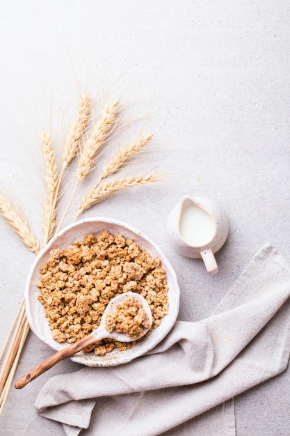 Cereal de granola con leche en el desayuno de fondo