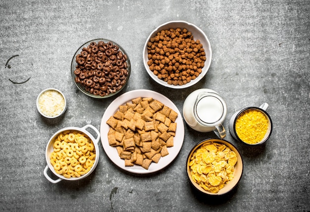 Cereal y una jarra de leche en la mesa de piedra.