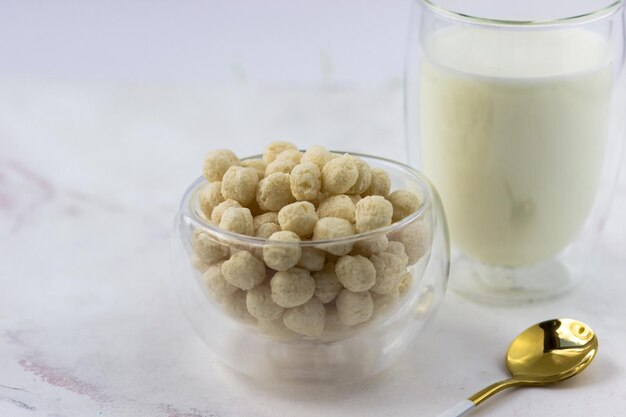 Cereal matinal fechado Tigela de flocos de milho em uma mesa de mármore branca