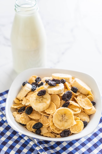 cereal con plátano, pasas y leche