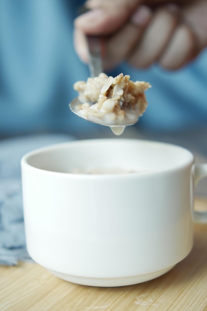 Cereal con sabor a chocolate muesli en cuchara