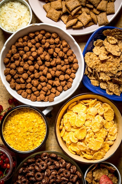 Cereal en tazas de mesa rústica.