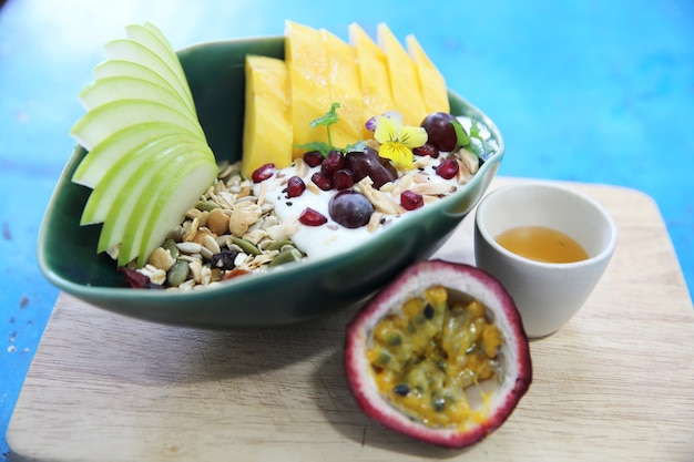 Cereal y yogur con frutas