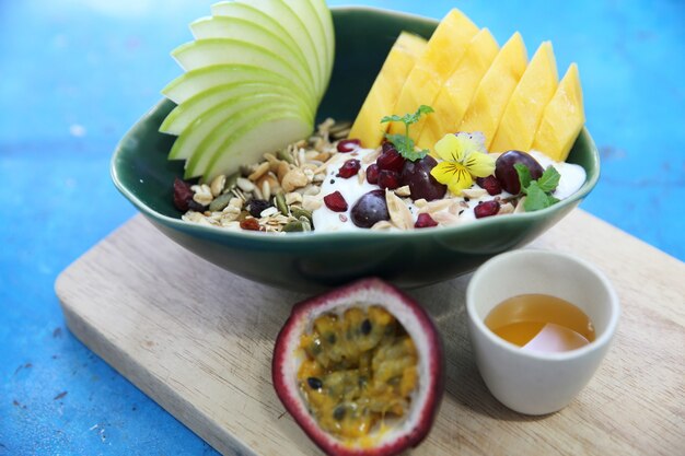 Cereal y yogur con frutas