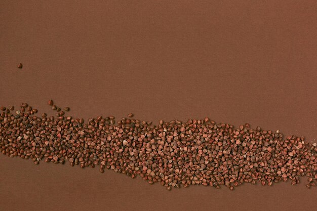 Foto cereales arroz trigo sarraceno avena trigo varios tipos de cereales en tazones sobre un fondo marrón