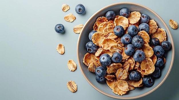 Cereales de avena en un cuenco sobre un fondo blanco