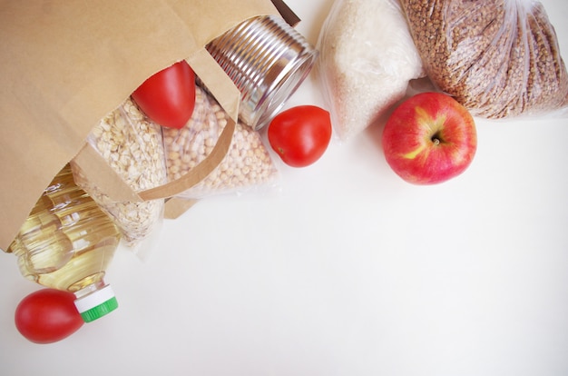 Foto cereales y conservas en una bolsa de papel.