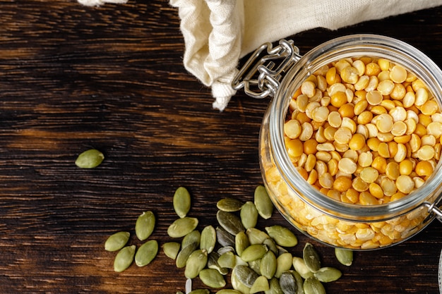 Cereales crudos o frijoles en frascos de vidrio de cerca. Comida vegana y vegetariana.