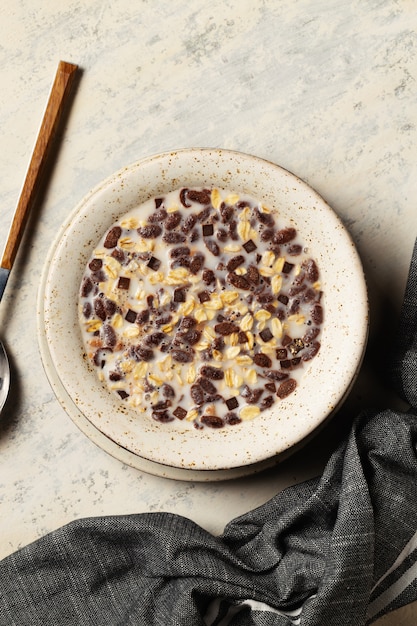 Foto cereales para el desayuno con leche en un tazón