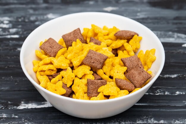 Cereales de desayuno de maíz y chocolate en un tazón blanco