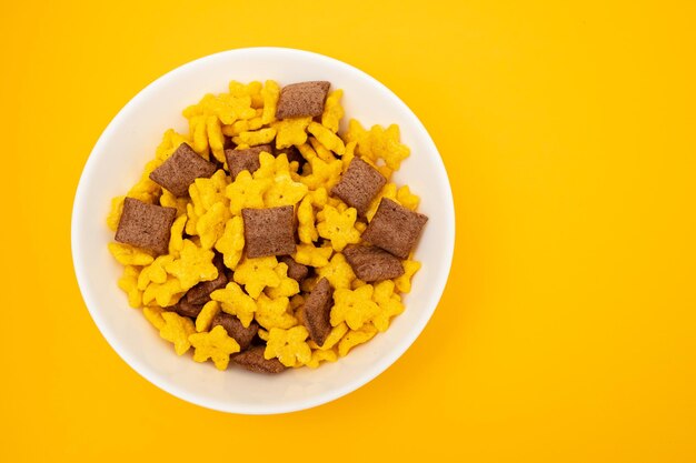 Cereales de desayuno de maíz y chocolate en un tazón blanco