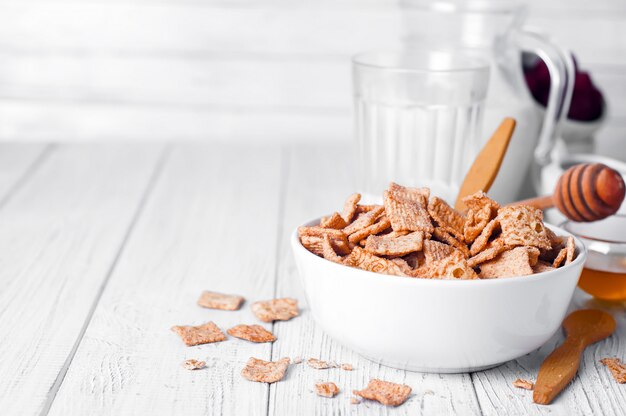 Cereales para el desayuno y un vaso de leche fresca.