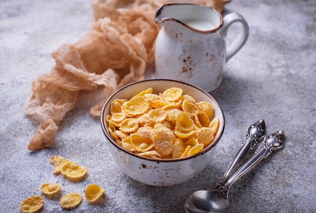 Cereales dulces de maíz en un tazón