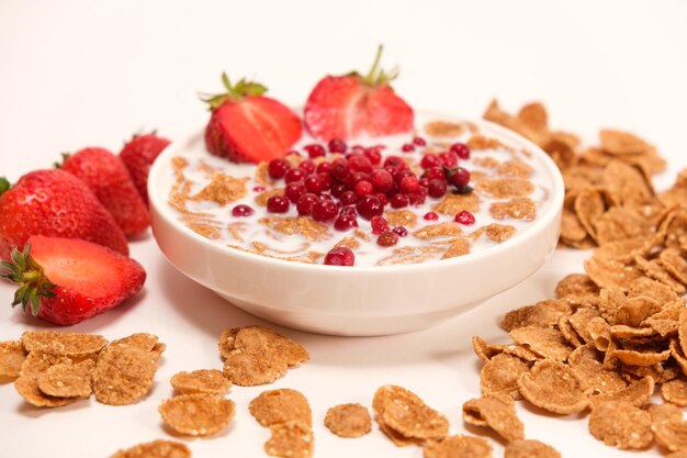 Cereales empapados en leche desayuno rápido con frutas y bayas