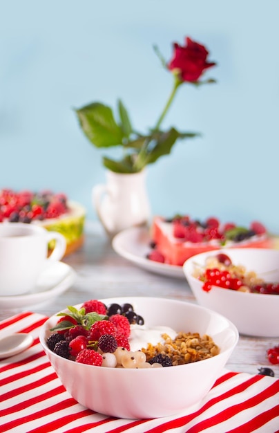 Cereales granola muesli con yogur o leche y bayas frescas Concepto de desayuno saludable