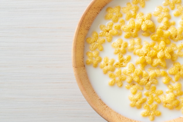 cereales integrales con leche fresca para el desayuno