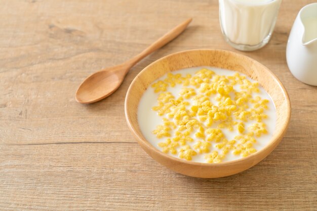 cereales integrales con leche fresca para el desayuno