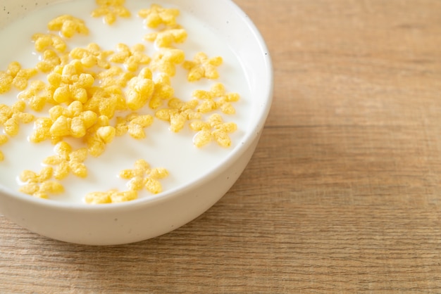 cereales integrales con leche fresca para el desayuno