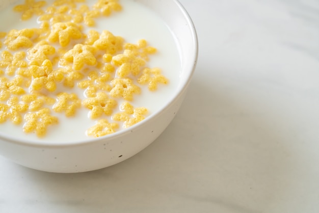 cereales integrales con leche fresca para el desayuno