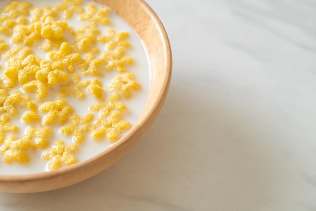 cereales integrales con leche fresca para el desayuno