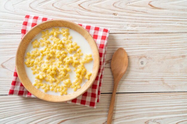 cereales integrales con leche fresca para el desayuno