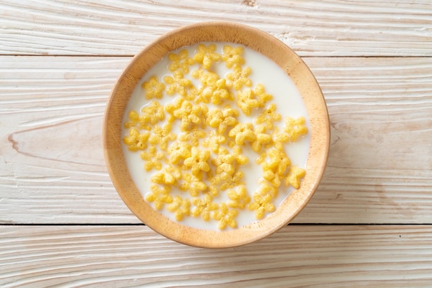 cereales integrales con leche fresca para el desayuno