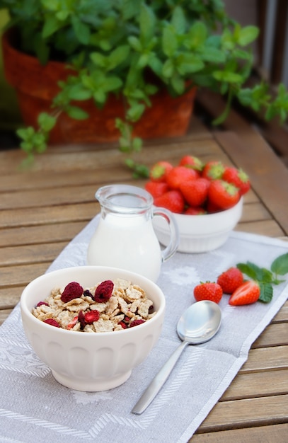 Foto cereales con liofilizado de frambuesa y fresa fresca