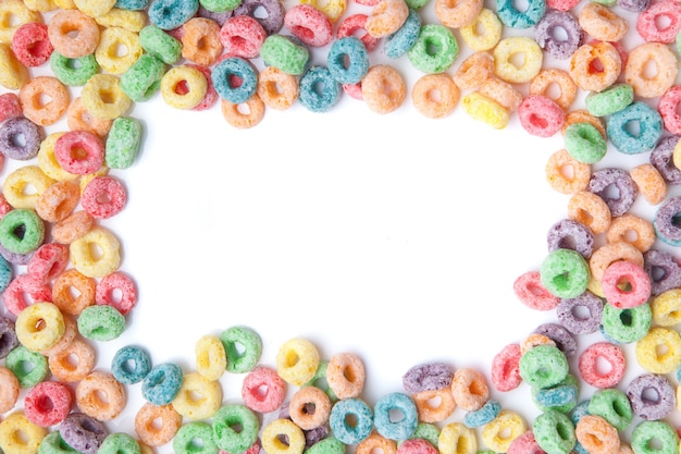 Foto cereales multicolores con frutas sobre fondo blanco.