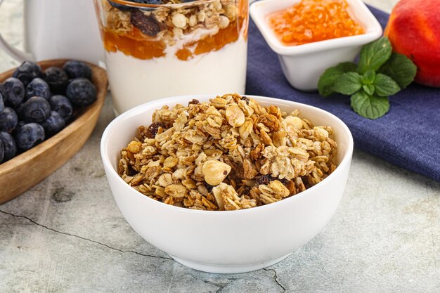 Cereales naturales de granola para el desayuno