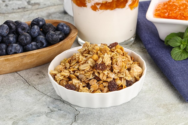 Cereales naturales de granola para el desayuno