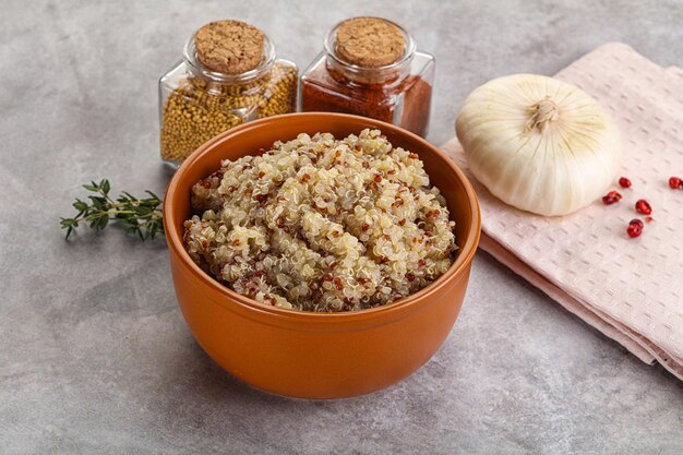 Cereales de quinoa hervidos de cocina vegana