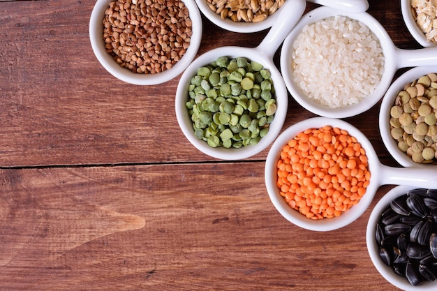 Cereales en tazones de cerámica sobre fondo de madera