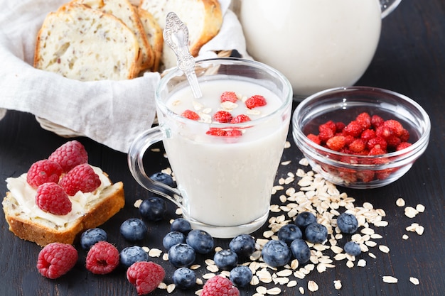 Cereales y varios ingredientes deliciosos para el desayuno.