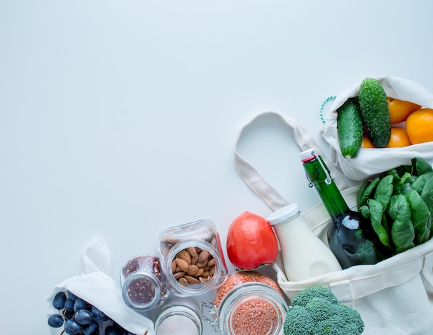 cereales, verduras y leche comprados sin plástico en un fondo blanco con